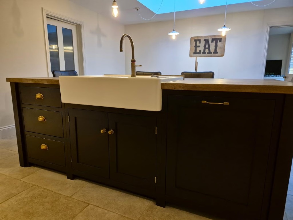 Handmade bespoke kitchen interior by Pymm Kitchens